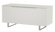 Weißes TV-Lowboard mit Metallfüßen, seitliche Perspektive