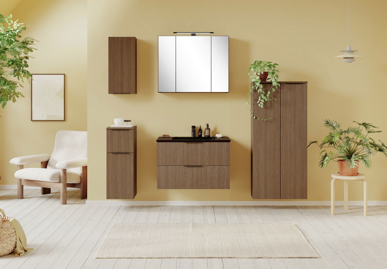 Moderner Midischrank in Holzoptik, frontal fotografiert, Teil eines stilvollen Badezimmersets mit Pflanzen und Dekoration.