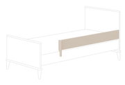 Zijaanzicht van een beige valbeveiliging voor een bed, gemonteerd aan de zijkant van het bedframe.