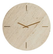 Minimalistische Wanduhr aus hellem Stein mit goldenen Zeigern, frontal abgebildet.