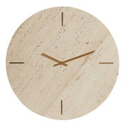 Minimalistische wandklok van lichte steen met gouden wijzers, afgebeeld van voren.