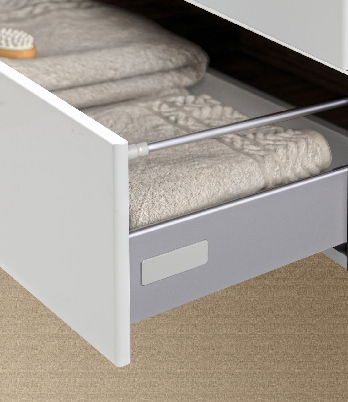 Pelipal Badblock 110cm TRENTINO Geöffnete Schublade eines Badblocks mit Handtüchern, seitliche Perspektive