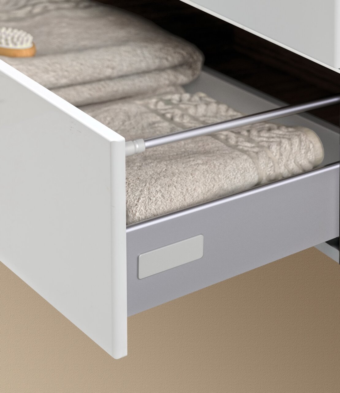 Pelipal Badblock 110cm TRENTINO Geöffnete Schublade eines Badblocks mit Handtüchern, seitliche Perspektive