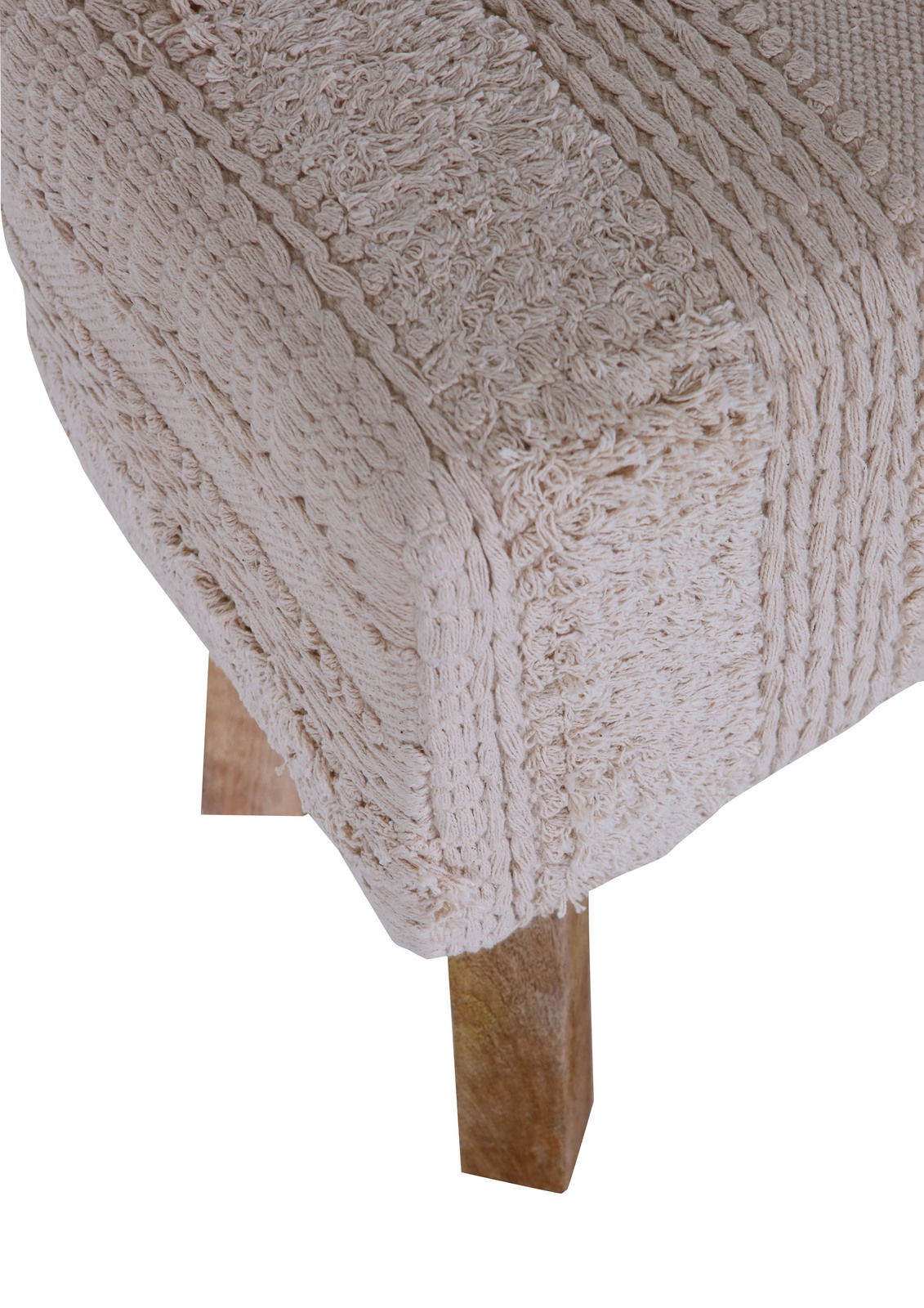 Nahaufnahme einer Hockerbank mit gestricktem, beigem Bezug und Holzbein, seitliche Perspektive