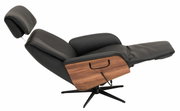 Zijaanzicht van een moderne relaxfauteuil met zwarte lederen bekleding en houten details, in ligstand.