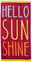 Strandtuch mit der Aufschrift 'HELLO SUNSHINE' in bunten Farben, von oben betrachtet.