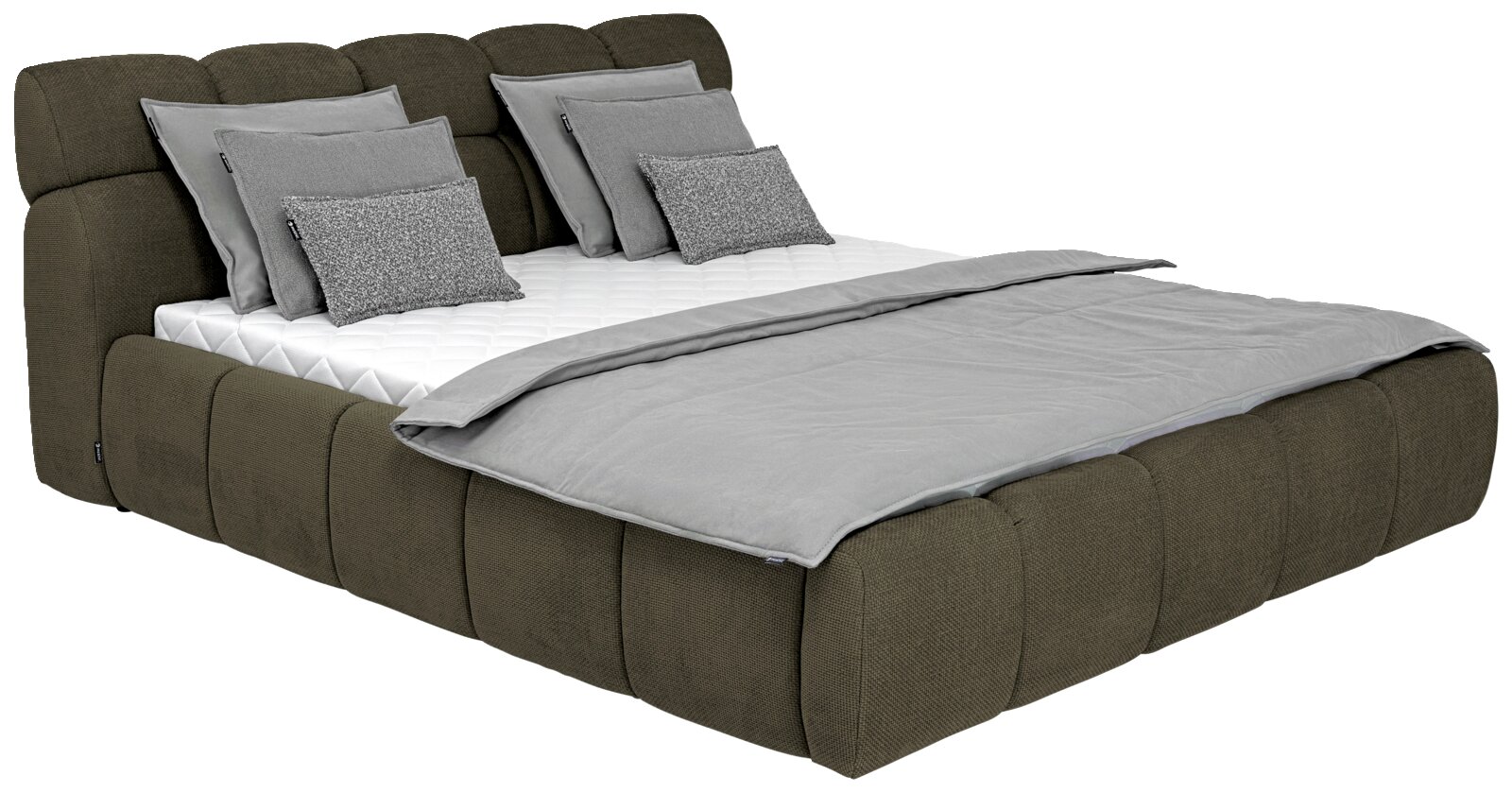 Gestoffeerd bed in zijaanzicht met grijze kussens en een deken