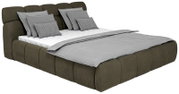 Gestoffeerd bed in zijaanzicht met grijze kussens en een deken
