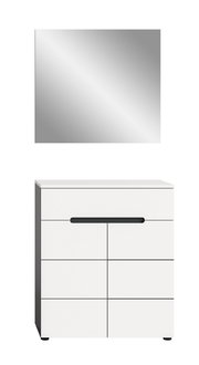 Weißer Badezimmerschrank/Waschtischunterschrank mit zwei Türen und schwarzem Griff, frontale Ansicht; darüber quadratischer Spiegel in Frontalansicht.