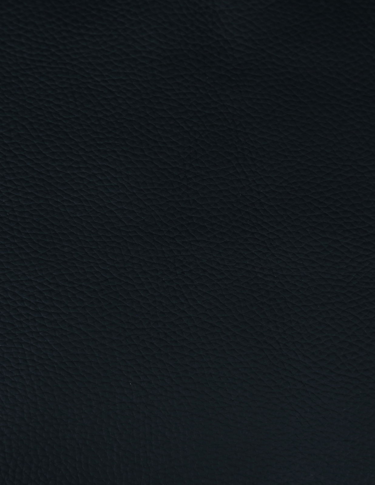 Nahaufnahme von schwarzem Lederbezug eines Drehstuhls