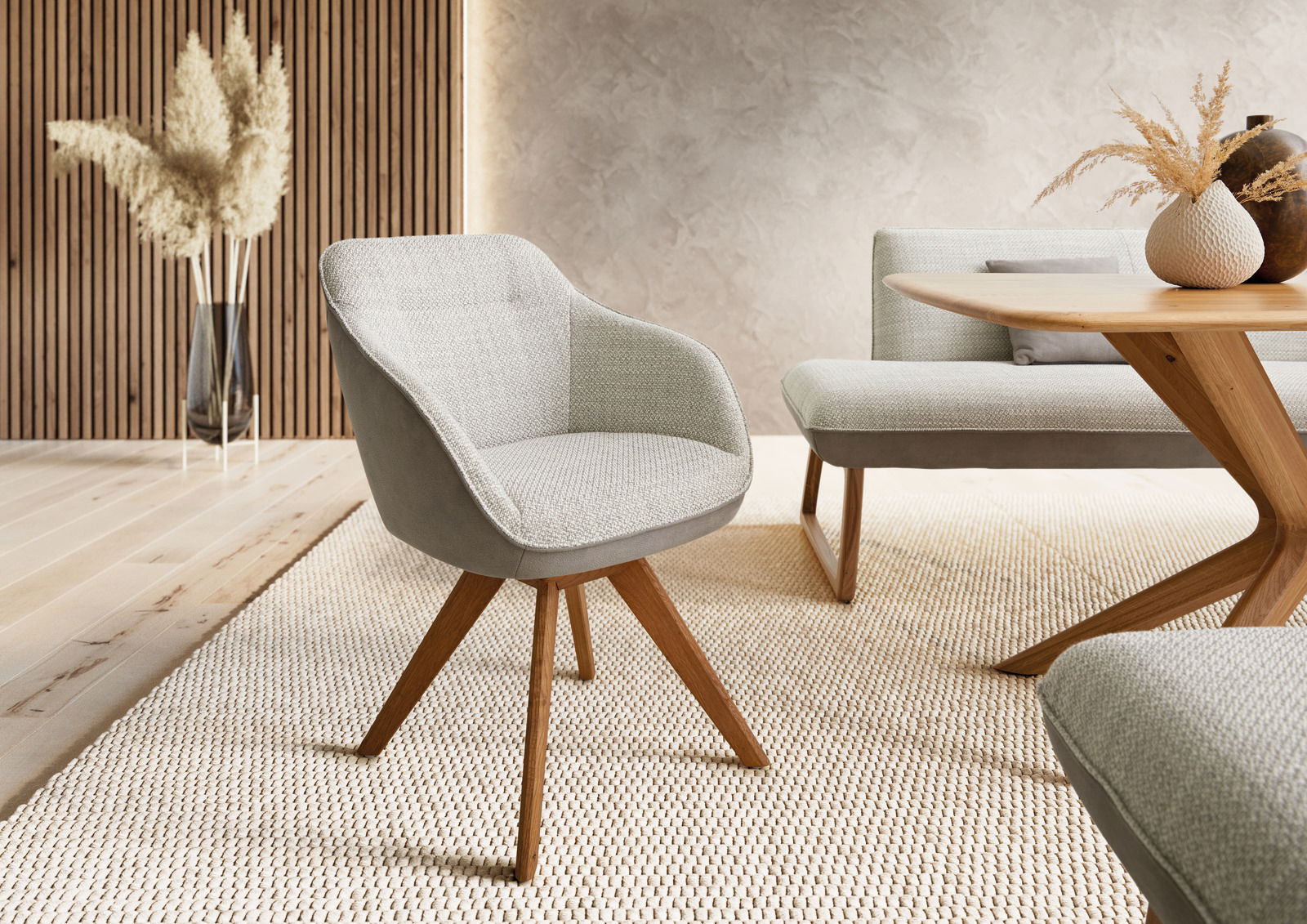 Moderner Sessel mit grauem Stoffbezug und Holzbeinen, in einem stilvoll eingerichteten Raum mit Holzwand und Teppich, aus seitlicher Perspektive fotografiert.