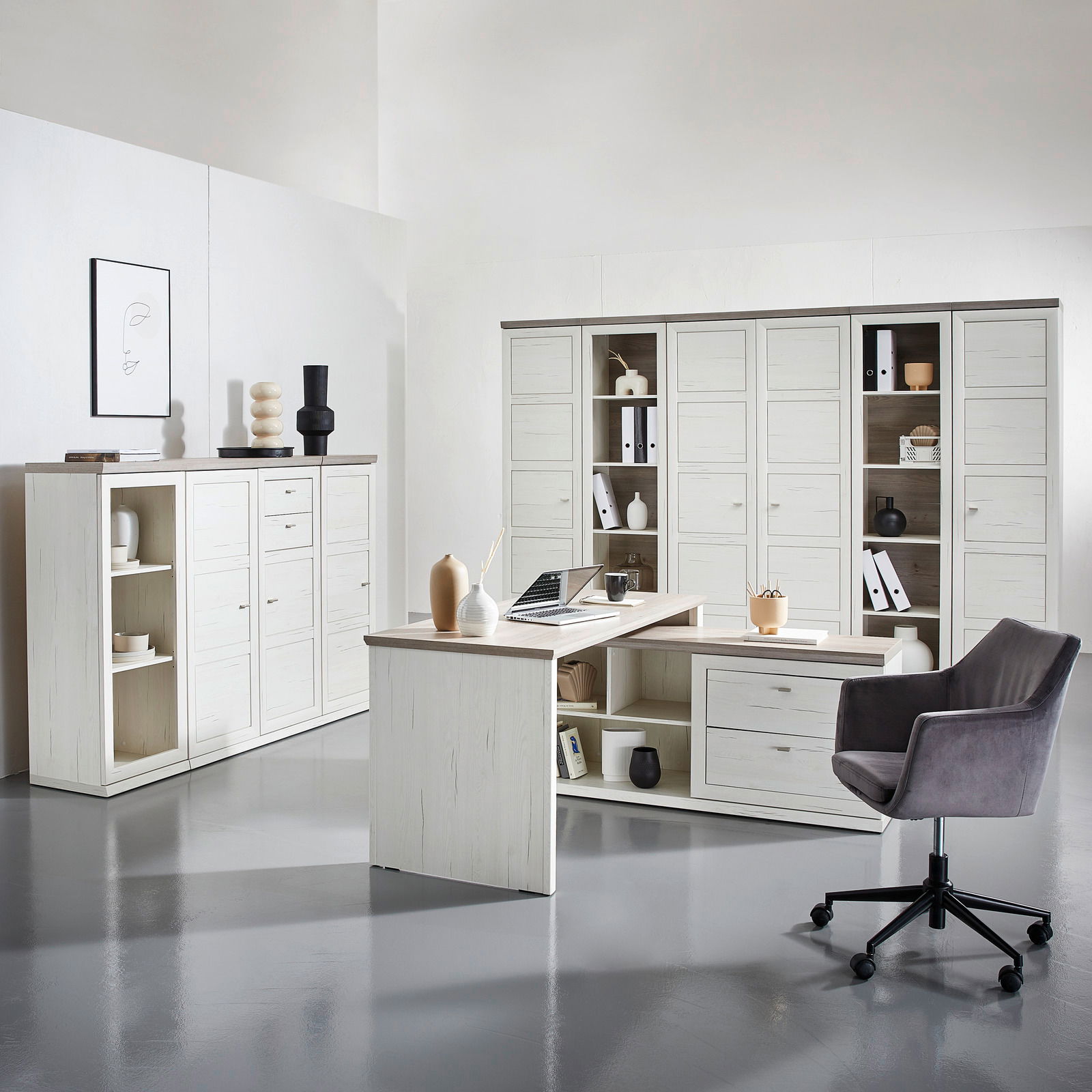 Moderner Eckschreibtisch in heller Holzoptik mit integriertem Stauraum, umgeben von passenden Schränken und einem grauen Bürostuhl, aus der Perspektive eines hellen, minimalistischen Büros.