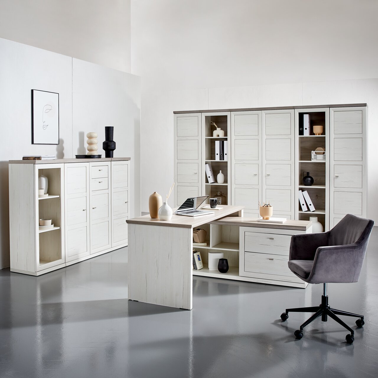 Moderner Eckschreibtisch in heller Holzoptik mit integriertem Stauraum, umgeben von passenden Schränken und einem grauen Bürostuhl, aus der Perspektive eines hellen, minimalistischen Büros.