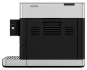 Seitenansicht eines modernen Kaffeevollautomaten in Schwarz und Silber mit klaren Linien und einem minimalistischen Design.