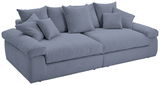 Großes, graues Big-Sofa mit mehreren Kissen, seitliche Perspektive