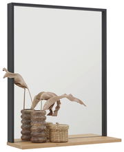 Rechteckiger Spiegel mit schwarzem Rahmen, auf einem Holzregal stehend, dekoriert mit einer Vase und einem Korb, seitliche Perspektive.