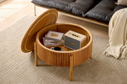 Runder Couchtisch aus Holz mit aufklappbarer Tischplatte, die Stauraum für Bücher und Lautsprecher bietet. Perspektive von oben.