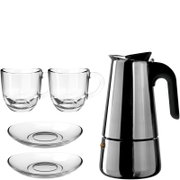 Edelstahl-Espressokocher mit schwarzem Griff neben zwei transparenten Glastassen und zwei Glasuntertassen, freigestellt vor weißem Hintergrund, Frontansicht leicht von rechts