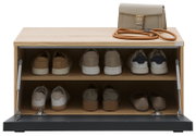 Garderobenbank aus Holz mit zwei Regalböden, gefüllt mit Schuhen, und einer Handtasche sowie einem Seil auf der Oberseite. Frontale Perspektive.