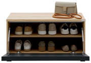 Garderobenbank aus Holz mit zwei Regalböden, gefüllt mit Schuhen, und einer Handtasche sowie einem Seil auf der Oberseite. Frontale Perspektive.