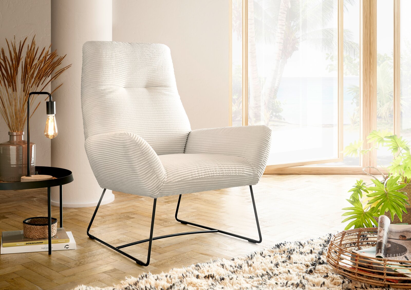 Lounge Handmade Sessel LH-BEN Moderner cremefarbener Sessel mit geripptem Stoffbezug und schwarzen Metallbeinen, seitliche Perspektive in einem hellen Raum mit großen Fenstern.