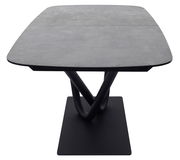 Moderner Esstisch mit grauer Tischplatte und schwarzem, verschlungenem Metallgestell, Frontalansicht