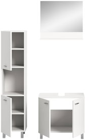 Badezimmerkombination bestehend aus einem hohen weißen Schrank mit offenen Türen, einem weißen Unterschrank mit zwei Türen und einem großen rechteckigen Spiegel. Frontalansicht.