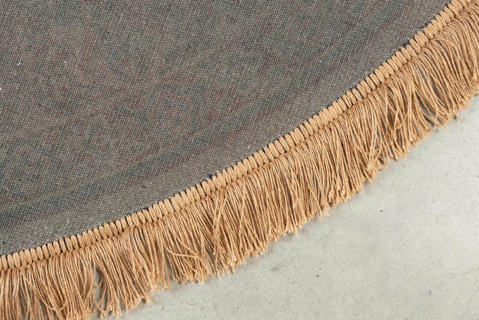 Nahaufnahme eines runden Teppichs mit Fransen, graue Textur und beige Fransen, von oben betrachtet.
