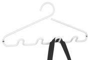 Weiße Garderobenleiste mit mehreren Haken, frontal abgebildet, mit einem schwarzen Band daran hängend.