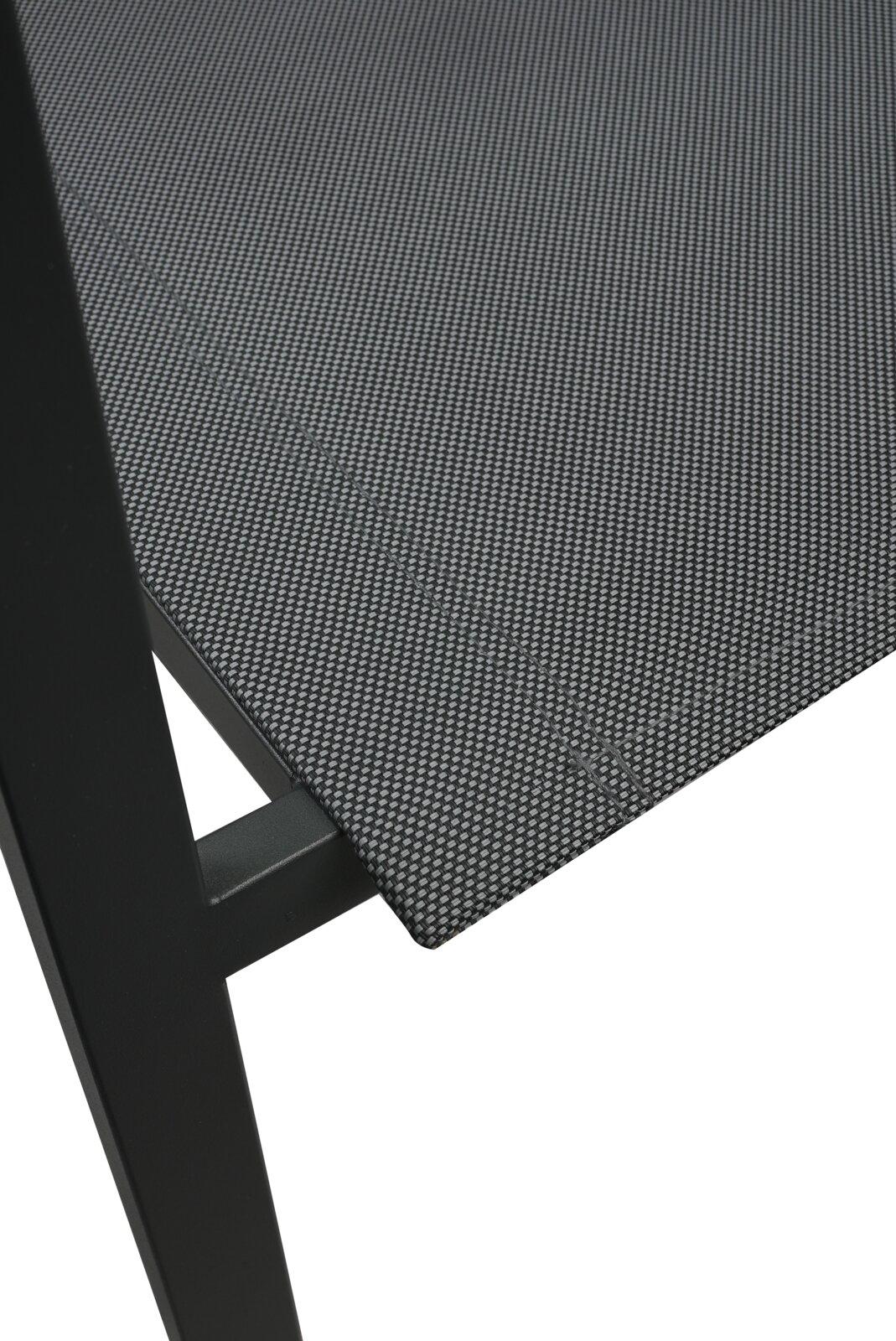 Nahaufnahme eines Stapelstuhls mit schwarzem Metallrahmen und grauem, texturiertem Sitzbezug, seitliche Perspektive