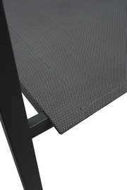 Nahaufnahme eines Stapelstuhls mit schwarzem Metallrahmen und grauem, texturiertem Sitzbezug, seitliche Perspektive