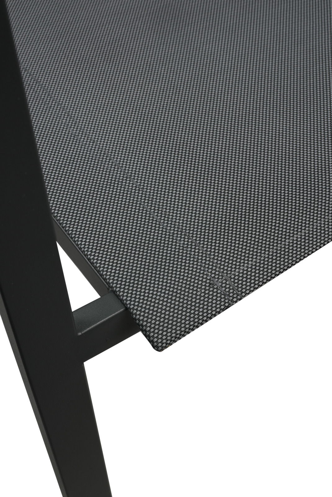 Nahaufnahme eines Stapelstuhls mit schwarzem Metallrahmen und grauem, texturiertem Sitzbezug, seitliche Perspektive