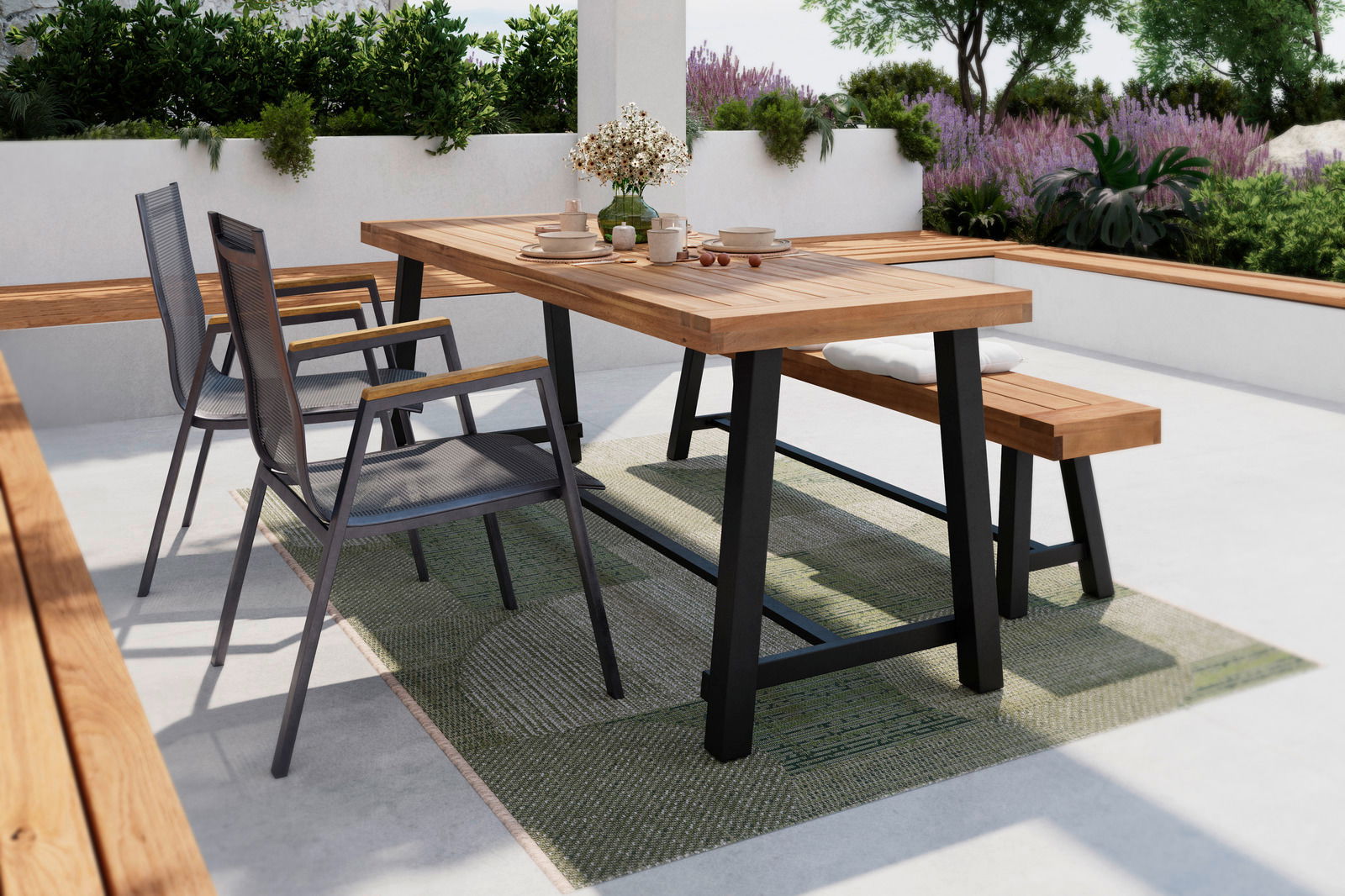 Moderner Gartentisch mit Holzplatte und schwarzen Metallbeinen, umgeben von zwei Stapelsesseln und einer Gartenbank, auf einer Terrasse mit Pflanzen im Hintergrund. Perspektive von der Seite.