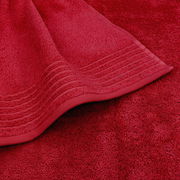 Rotes Handtuchset in Nahaufnahme, zeigt die Textur und das Design der Handtücher aus der Vogelperspektive.