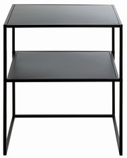 Schwarzer Beistelltisch mit zwei Ebenen, frontal fotografiert