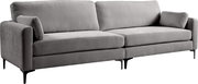 Graues 2-Sitzer-Sofa mit Stoffbezug, breiten Armlehnen, zwei Rückenkissen und schwarzen Metallfüßen, schräg von vorne links fotografiert.