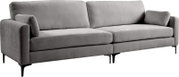 Graues 2-Sitzer-Sofa mit Stoffbezug, breiten Armlehnen, zwei Rückenkissen und schwarzen Metallfüßen, schräg von vorne links fotografiert.