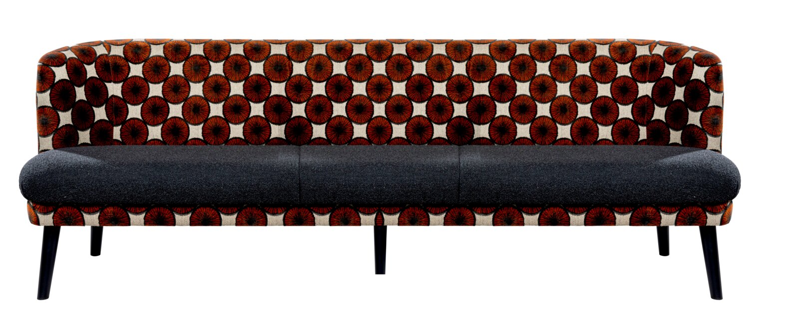 Gemustertes 2-Sitzer-Sofa mit orange-rotem Kreismuster auf hellem Bezug, dunkelgrauer Sitzfläche und schwarzen schrägen Holzbeinen, frontal von vorne freigestellt auf weißem Hintergrund