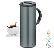 Graue Isolierkanne mit schwarzem Griff und Deckel, seitliche Perspektive, neben einer Tasse mit spritzendem Kaffee. Hält Getränke 12 Stunden heiß und 24 Stunden kalt, Fassungsvermögen 1 Liter.