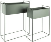 Zwei graue Pflanzgefäße in unterschiedlicher Größe auf hohen, schlanken Metallgestellen, seitliche Perspektive