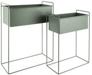 Zwei graue Pflanzgefäße in unterschiedlicher Größe auf hohen, schlanken Metallgestellen, seitliche Perspektive