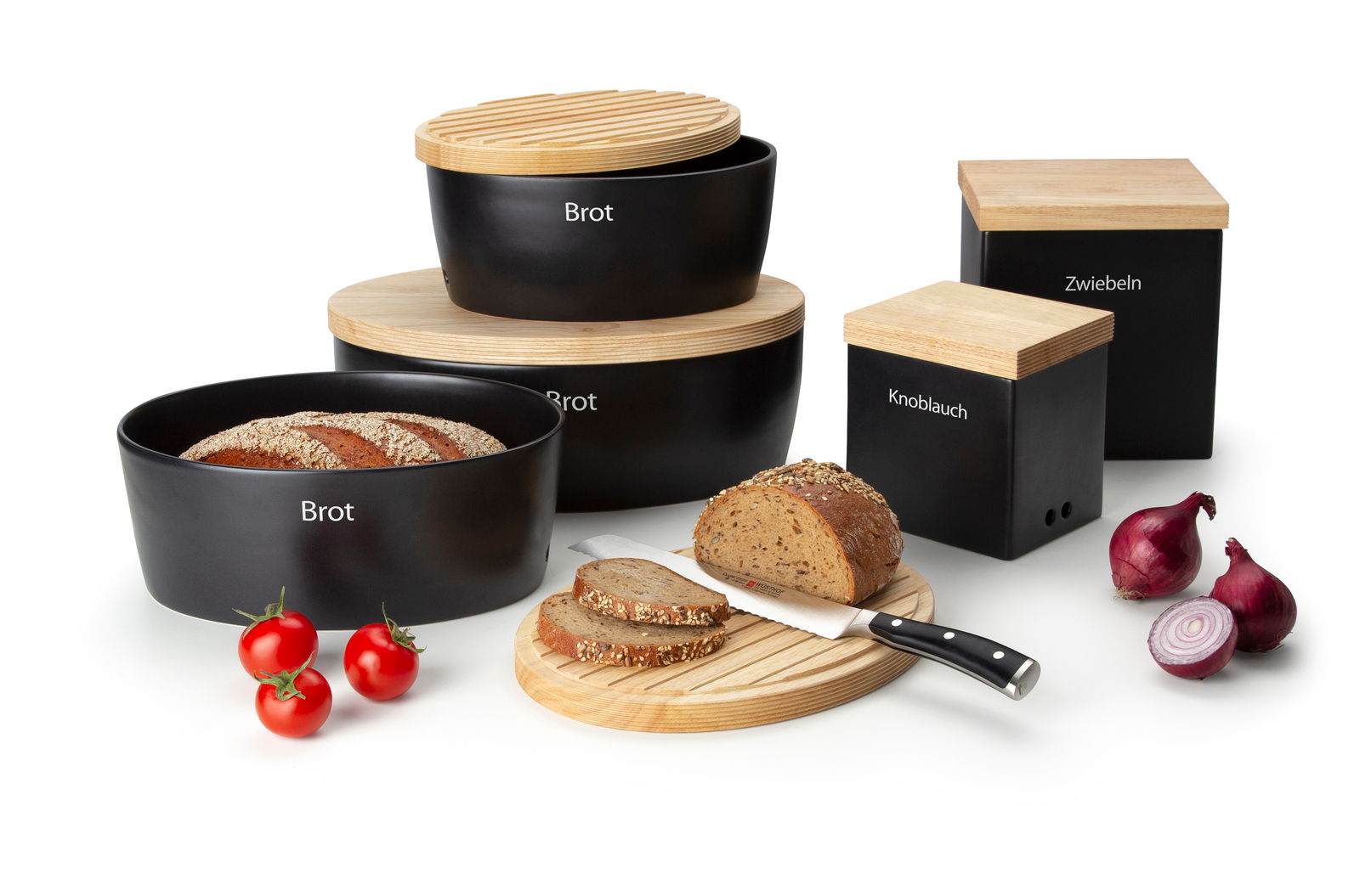 Vorratsdosen-Set in Schwarz mit Holzdeckeln, bestehend aus Behältern für Brot, Zwiebeln und Knoblauch, aus der Perspektive von vorne.