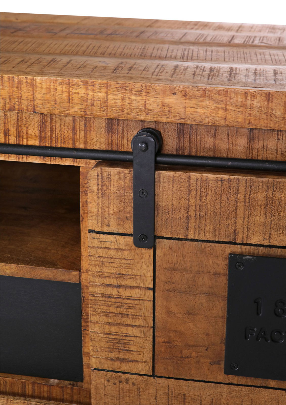 Nahaufnahme eines TV-Lowboards aus Holz mit Metallbeschlägen, seitliche Perspektive