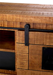 Nahaufnahme eines TV-Lowboards aus Holz mit Metallbeschlägen, seitliche Perspektive