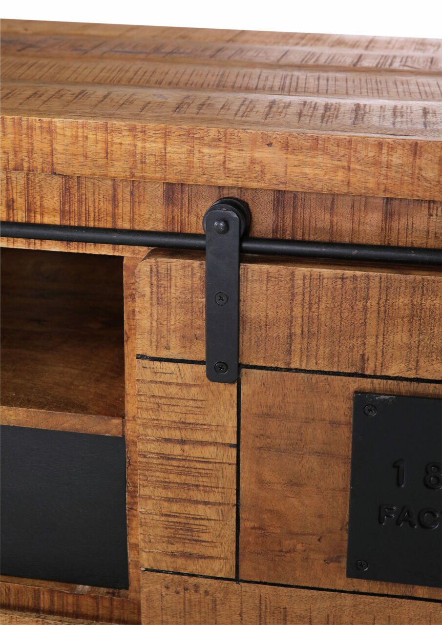 Nahaufnahme eines TV-Lowboards aus Holz mit Metallbeschlägen, seitliche Perspektive