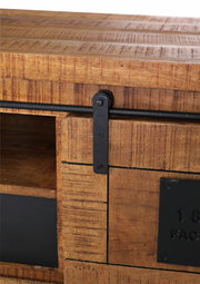 Nahaufnahme eines TV-Lowboards aus Holz mit Metallbeschlägen, seitliche Perspektive