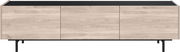 TV-Lowboard aus hellem Holz mit drei Türen und schwarzen Metallbeinen, Frontalansicht