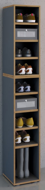 Schmales, hohes Schuhregal aus Holz mit dunkelblauen Seitenwänden und mehreren offenen Fächern, teilweise mit grauen Boxen, gefüllt mit verschiedenen Schuhpaaren; perspektivische Ansicht schräg von vorn (Front-/Seitenansicht).