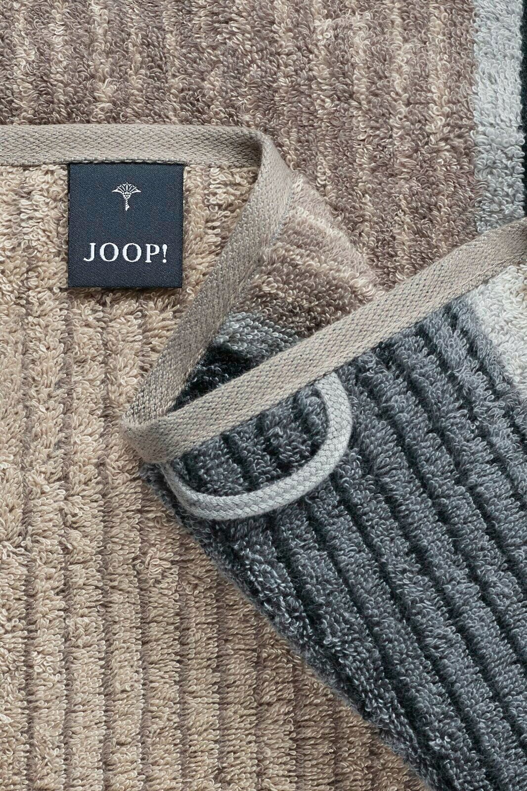 Nahaufnahme eines JOOP! Handtuchs aus der SIGNATURE Kollektion in verschiedenen Brauntönen mit sichtbarem Etikett. Perspektive von oben.