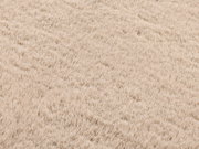 Nahaufnahme eines beigen Fellteppichs aus der Vogelperspektive